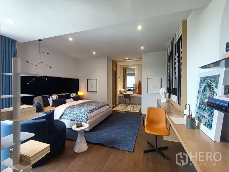 บ้าน ขาย - ห้องนอนกว้างมีมุมนั่งเล่น โต๊ะทำงาน และห้องน้ำในตัว