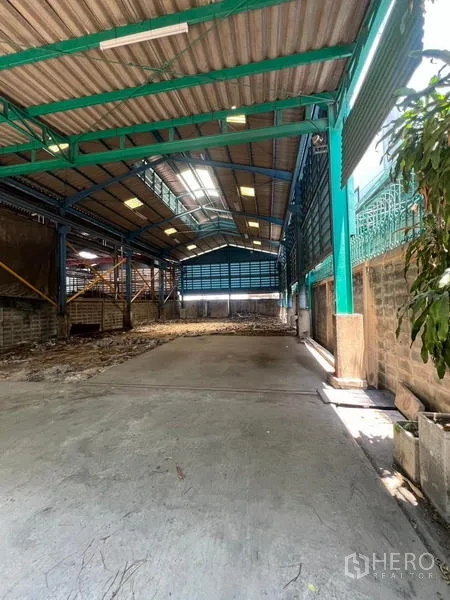 คลังสินค้า ให้เช่าในBang Kho Laem, Bangkok - โรงเรือนโครงเหล็กมุงหลังคา มีสกายไลต์และพื้นคอนกรีต
