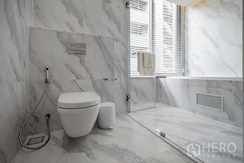 คอนโด ให้เช่าหรือขายในWatthana, Bangkok - ห้องน้ำหินอ่อนพร้อมโซนอาบน้ำแบบวอล์กอินและโถสุขภัณฑ์ติดผนัง