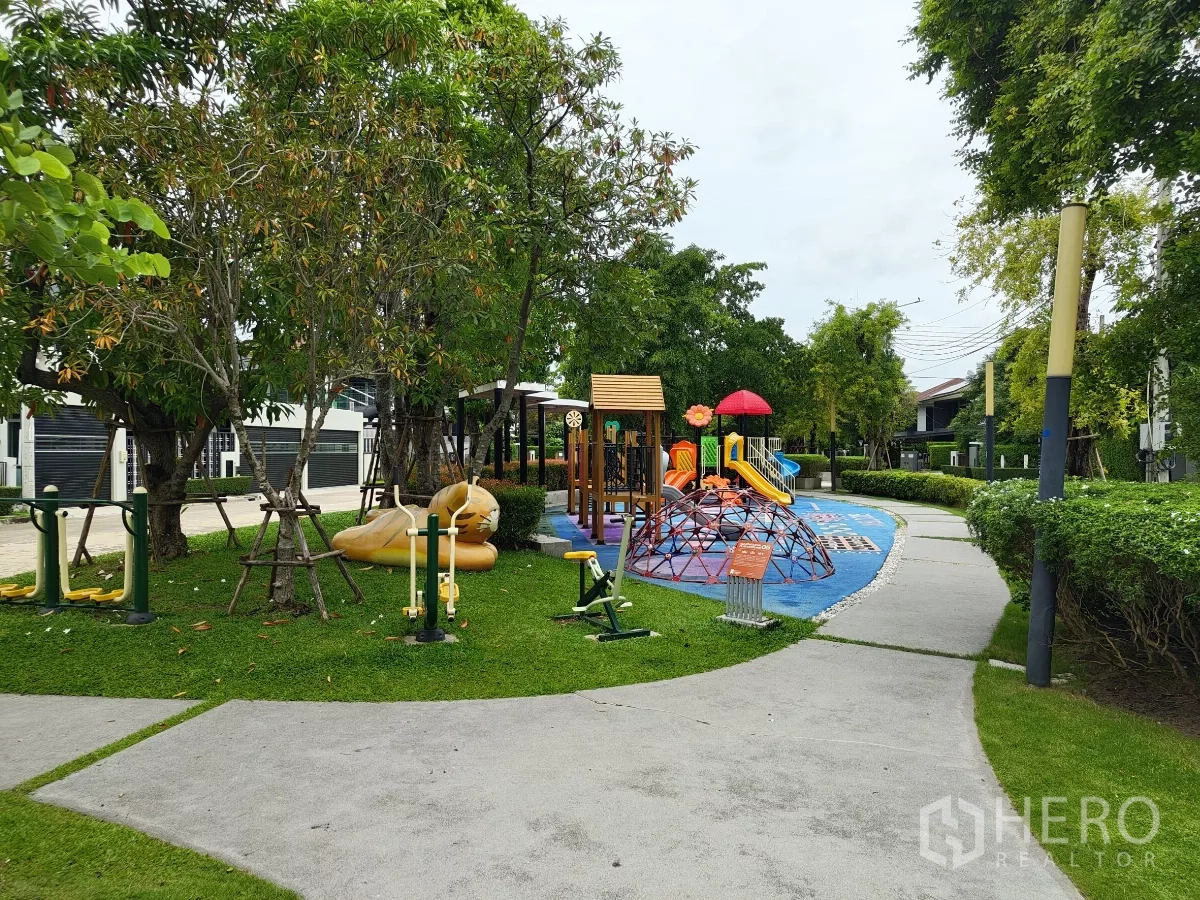 Detached House for sale in Bang Kapi, Bangkok - Community playground with climbing frames and outdoor fitness in a landscaped park.