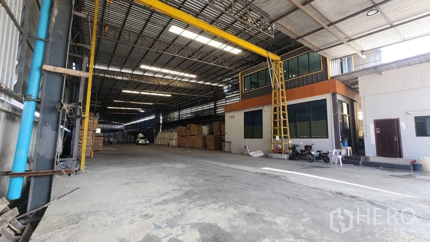 仓库 for rent in Bang Phli, Samut Prakan - 装卸区设有带葫芦的行车吊轨，旁为附建办公室及设备停放空间。