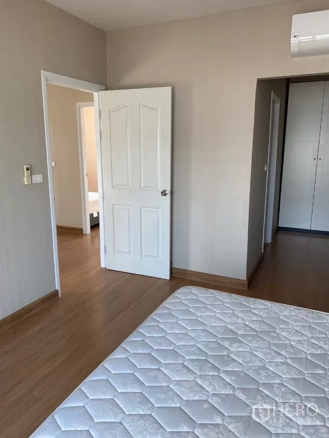 บ้าน ให้เช่าหรือขายในSuan Luang, Bangkok - มุมห้องนอนหลักมองไปทางโถง ตู้เสื้อผ้าบิลท์อิน และเครื่องปรับอากาศ