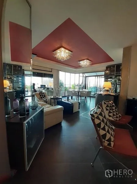 公寓 出租在Bang Na, Bangkok - 明亮的客餐厅，造型天花与落地窗通向露台花园