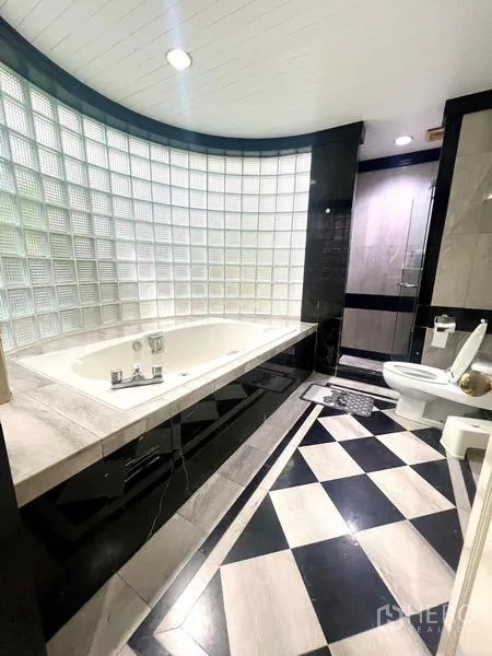 คอนโด ขายในPathum Wan, Bangkok - ห้องน้ำสไตล์โมเดิร์น ผนังกระจกแก้วบล็อกโค้ง อ่างอาบน้ำบิลต์อิน และพื้นลายตารางขาวดำ