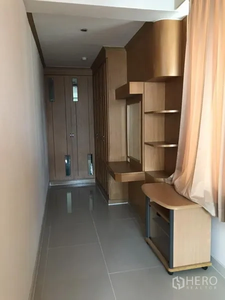 คอนโด ให้เช่าในWatthana, Bangkok - โถงทางเข้าพร้อมตู้บิวท์อิน ชั้นวาง และโต๊ะเครื่องแป้งภายในคอนโดย่านวัฒนา