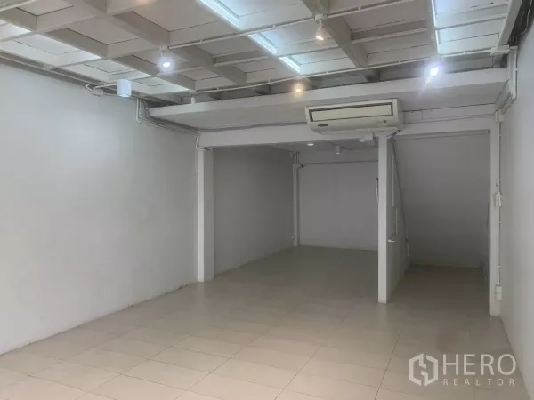 零售空间 出租在Yan Nawa, Bangkok - 店铺宽敞布局，配空调、射灯吊顶与通往楼上的楼梯空间。