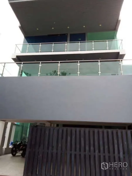 บ้าน ขายในLat Phrao, Bangkok - บ้านเดี่ยวสไตล์โมเดิร์นสูง 3 ชั้น ระเบียงกระจก พร้อมที่จอดรถในรั้ว ลาดพร้าว กรุงเทพฯ