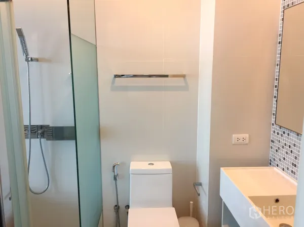 คอนโด ให้เช่าในWatthana, Bangkok - ห้องน้ำสมัยใหม่ มีตู้ล้างหน้า โถสุขภัณฑ์ และฝักบัวกระจก