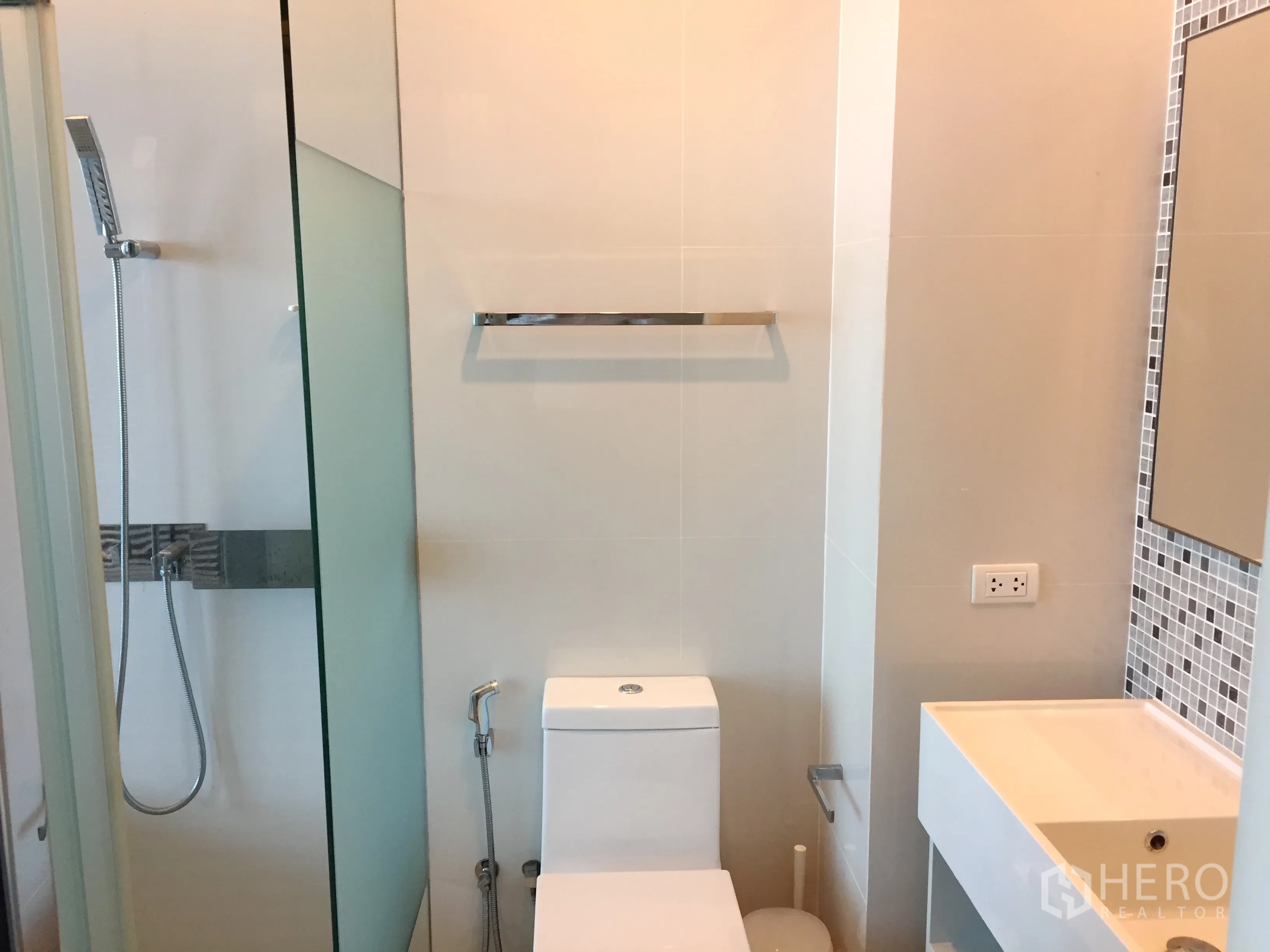 คอนโด ให้เช่าในWatthana, Bangkok - ห้องน้ำสมัยใหม่ มีตู้ล้างหน้า โถสุขภัณฑ์ และฝักบัวกระจก