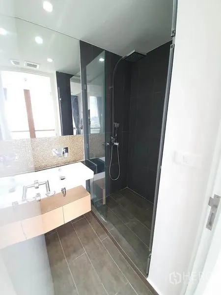 คอนโด ให้เช่าหรือขายในWatthana, Bangkok - ห้องอาบน้ำกระจก กระเบื้องสีเข้ม พร้อมฝักบัว