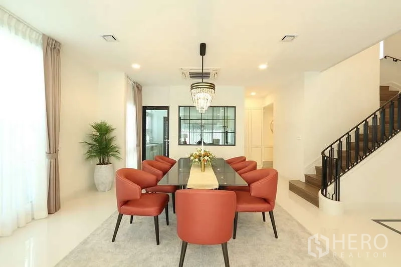 บ้าน ให้เช่าในSaphan Sung, Bangkok - ห้องรับประทานอาหาร โต๊ะหินอ่อนยาว เก้าอี้ 8 ตัว และโคมระย้า