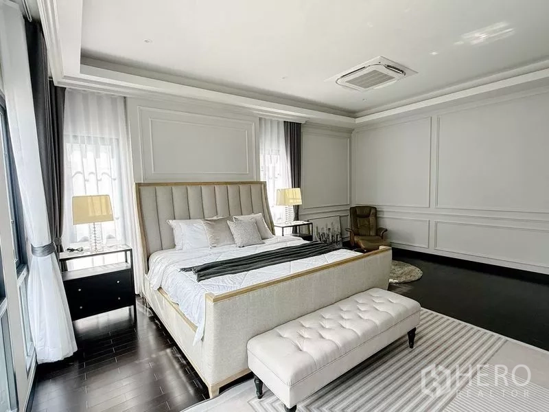 Detached House for rent or sale in Bang Phli, Samut Prakan - Spacious master suite with tray ceiling, wood floors and a relaxing seating corner.