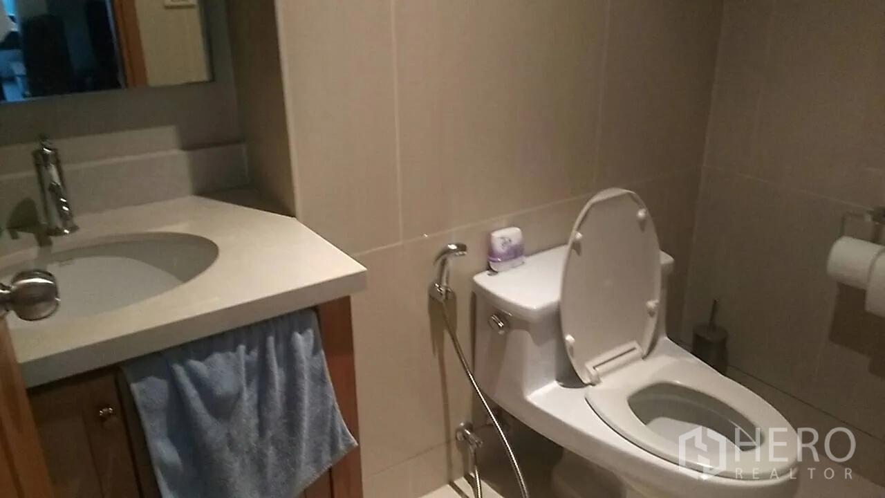 คอนโด ขายในKhlong Toei, Bangkok - ห้องน้ำปูกระเบื้องพร้อมอ่างล้างหน้าและโถสุขภัณฑ์พร้อมสายฉีด