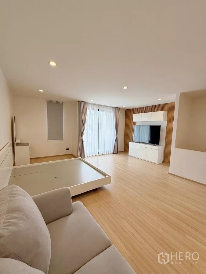 ทาวน์เฮาส์ ให้เช่าในSuan Luang, Bangkok - ห้องนอนกว้าง ฐานเตียง ตู้วางทีวี และผ้าม่านโปร่งเต็มผนัง