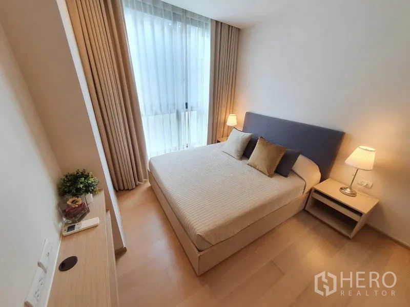 คอนโด ให้เช่าในWatthana, Bangkok - ห้องนอนรองเตียงดับเบิล แสงไฟอบอุ่น และผ้าม่านโปร่ง