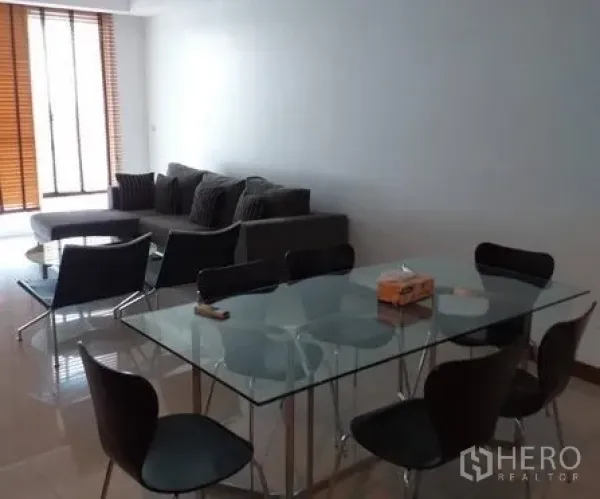 คอนโด ให้เช่าในPathum Wan, Bangkok - โถงรับแขกแบบโอเพ่น พร้อมโต๊ะอาหารกระจก และหน้าต่างสูงพร้อมมู่ลี่ไม้