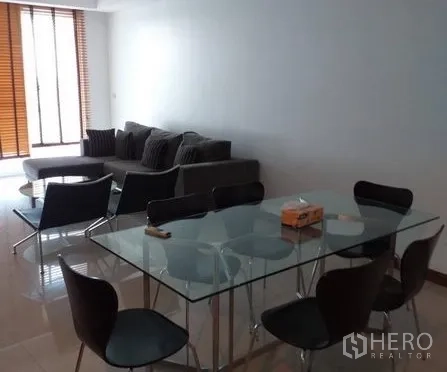 คอนโด ให้เช่าในPathum Wan, Bangkok - โถงรับแขกแบบโอเพ่น พร้อมโต๊ะอาหารกระจก และหน้าต่างสูงพร้อมมู่ลี่ไม้