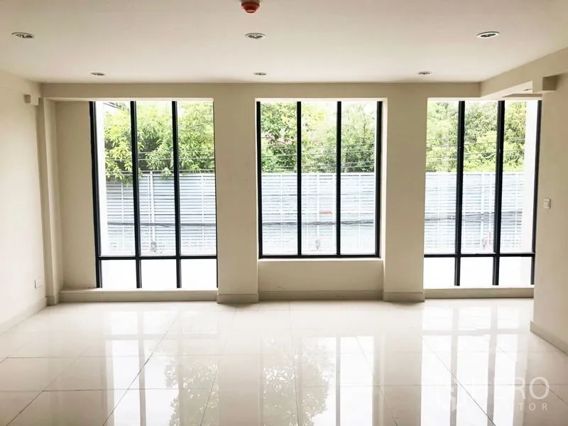 สำนักงานที่บ้าน ให้เช่าในBang Na, Bangkok - ห้องสว่างด้วยหน้าต่างบานสูงกรอบดำ มองเห็นแนวต้นไม้ด้านนอก