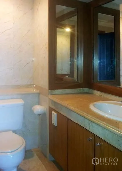 คอนโด ขายในPathum Wan, Bangkok - ห้องน้ำผนังหินอ่อน ตู้ล้างหน้าไม้ กระจกบานใหญ่