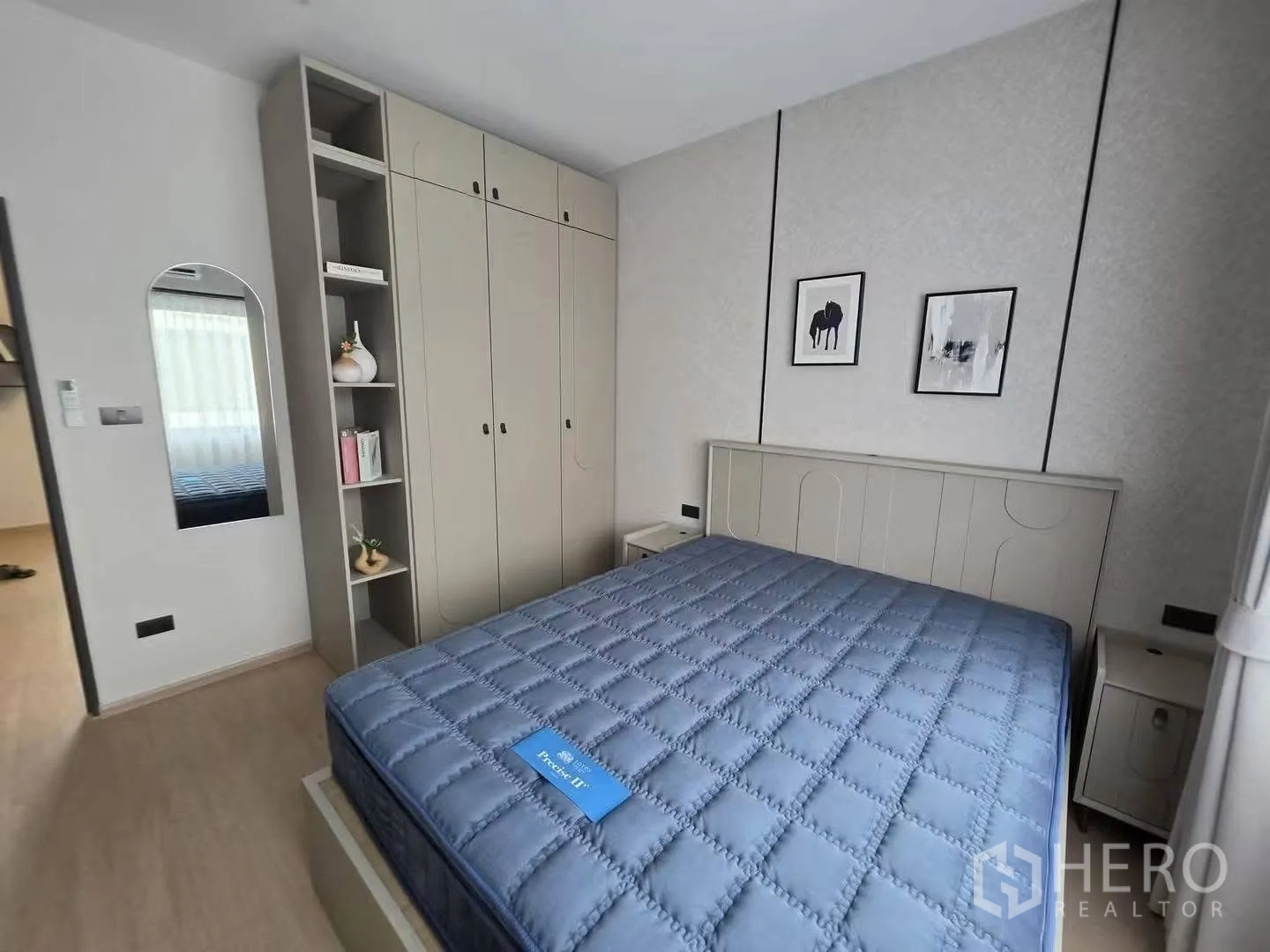 ทาวน์เฮาส์ for rent in Bang Phli, Samut Prakan - ห้องนอนรองพร้อมตู้เสื้อผ้าบิลท์อิน ชั้นโชว์ และเตียงคู่