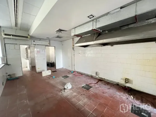 零售空间 出租 - 后场厨房空间，白色墙砖、红色地砖，配商用排烟罩