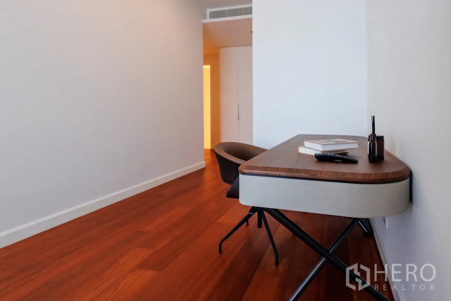 公寓 for rent or sale in Pathum Wan, Bangkok - 安静书写区，现代书桌与温暖木地板。