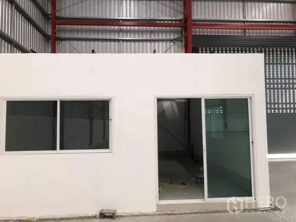 คลังสินค้า ให้เช่าในPak Kret, Nonthaburi - ห้องออฟฟิศภายใน พร้อมประตูกระจกบานเลื่อนและหน้าต่าง