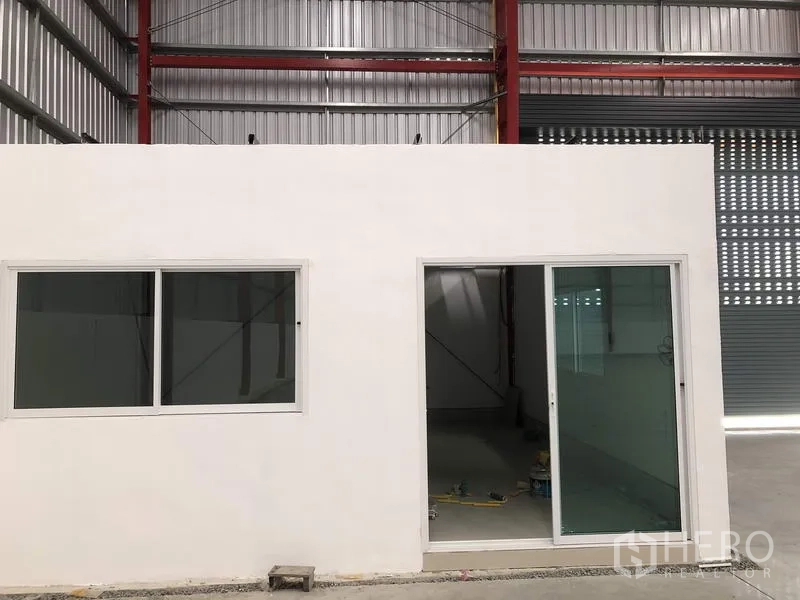 คลังสินค้า ให้เช่าในPak Kret, Nonthaburi - ห้องออฟฟิศภายใน พร้อมประตูกระจกบานเลื่อนและหน้าต่าง