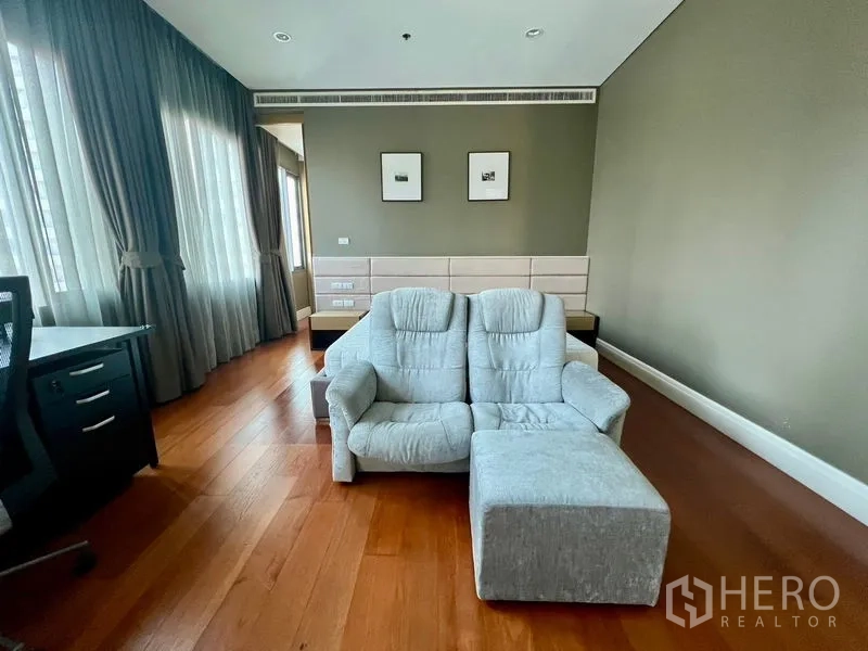 คอนโด ให้เช่าในKhlong Toei, Bangkok - ห้องนอนหลักกว้าง มีโซฟา โต๊ะทำงาน และหน้าต่างรอบด้าน