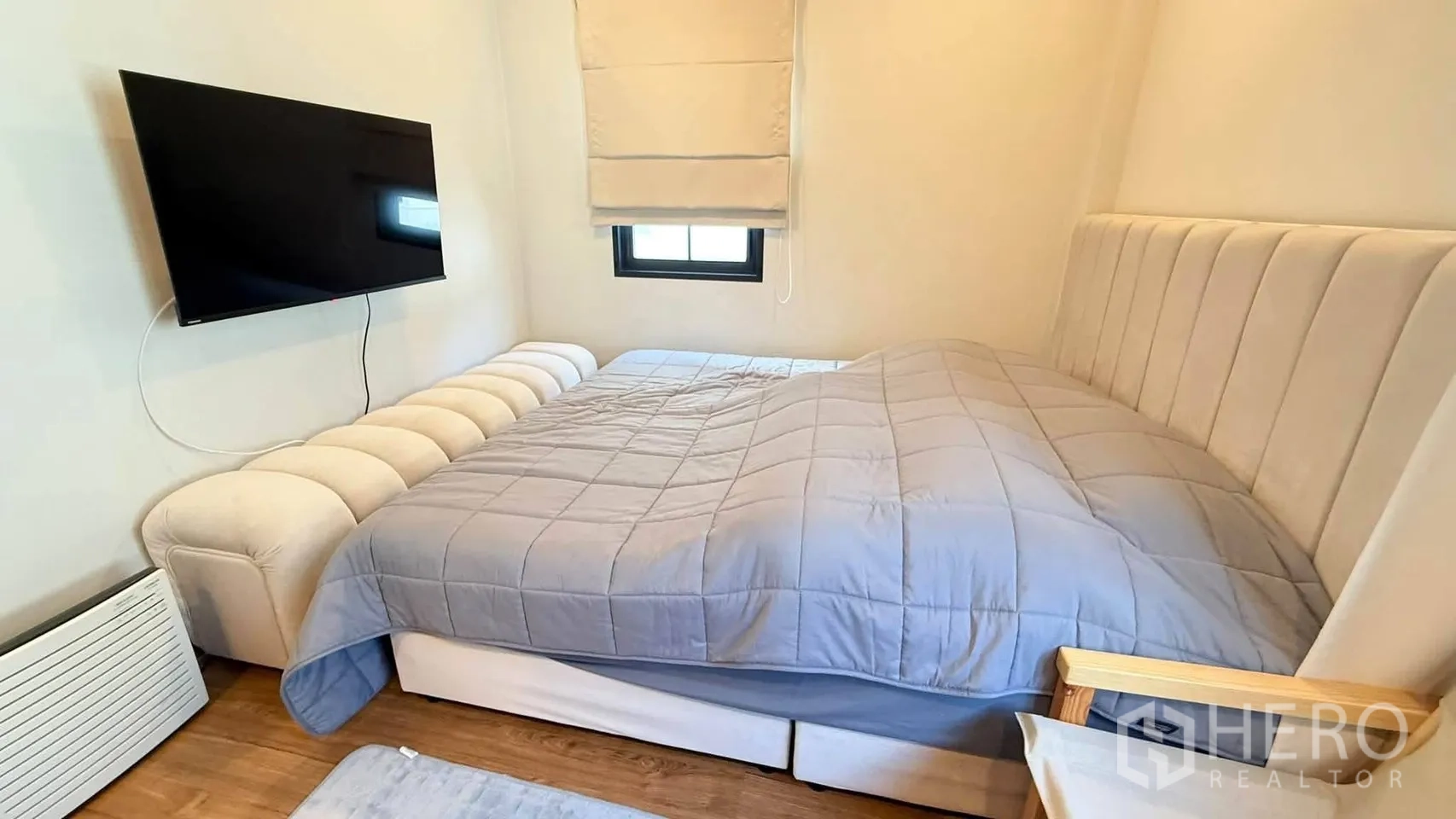 独栋房屋 for rent in Bang Phli, Samut Prakan - 舒适卧室，软包床、墙挂电视、小窗与木地板。
