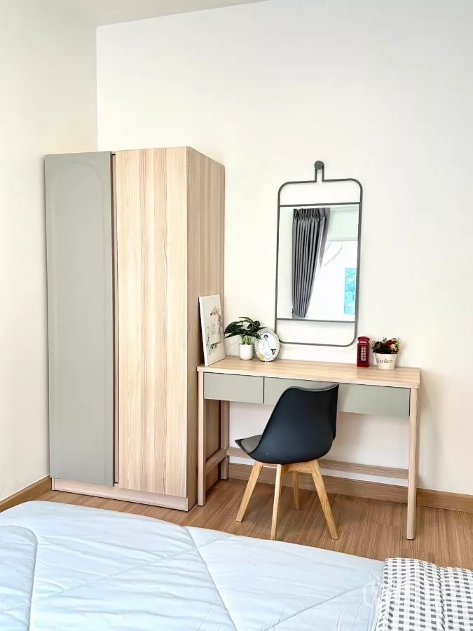 ทาวน์เฮาส์ ให้เช่าในBang Phli, Samut Prakan - มุมห้องนอนพร้อมตู้เสื้อผ้าและโต๊ะเครื่องแป้งแบบมินิมอล