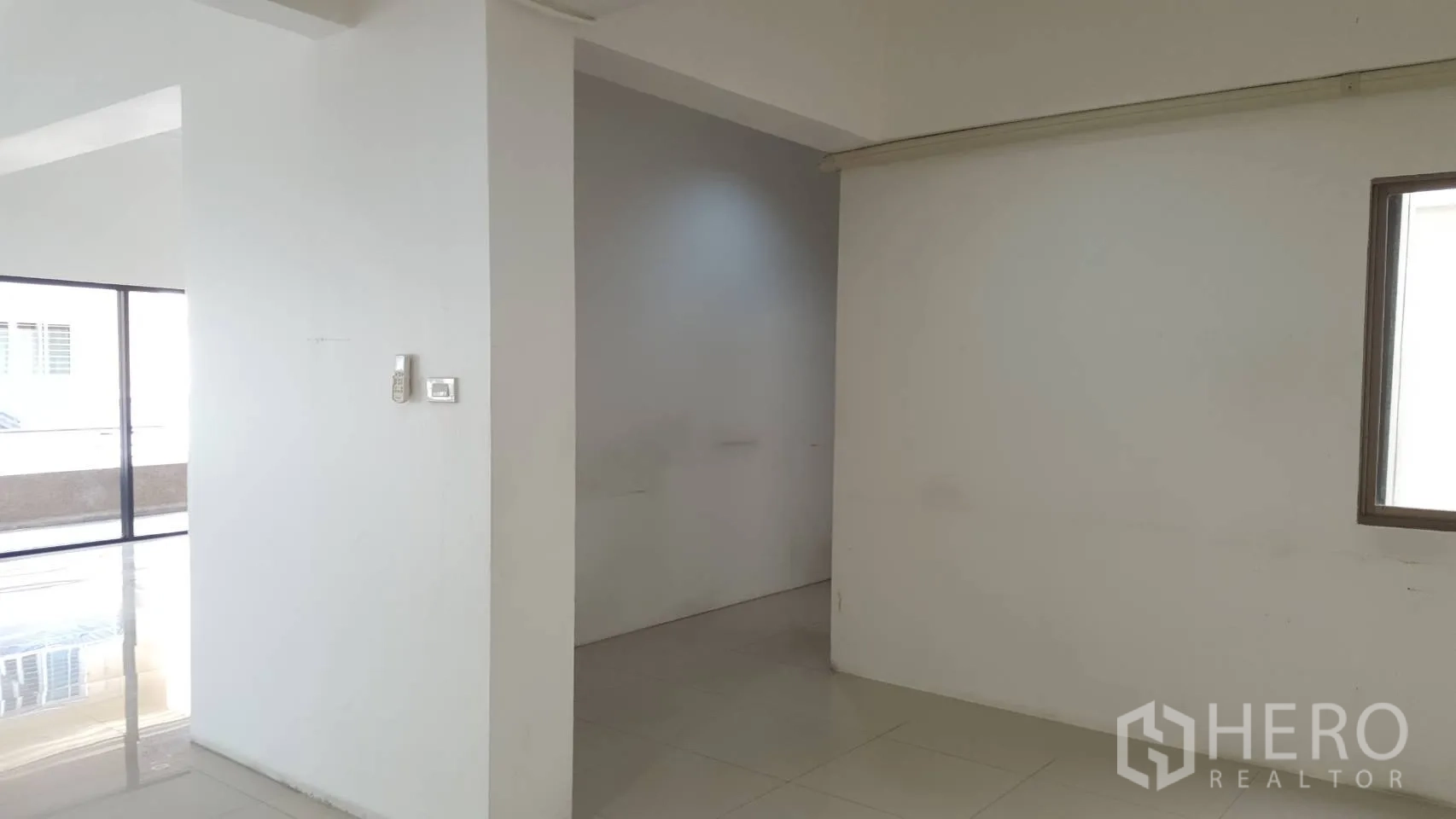 Office Space for rent in Khlong Toei, Bangkok - Corner nook inside the office with a partition wall and side window, suitable for storage or meeting area.