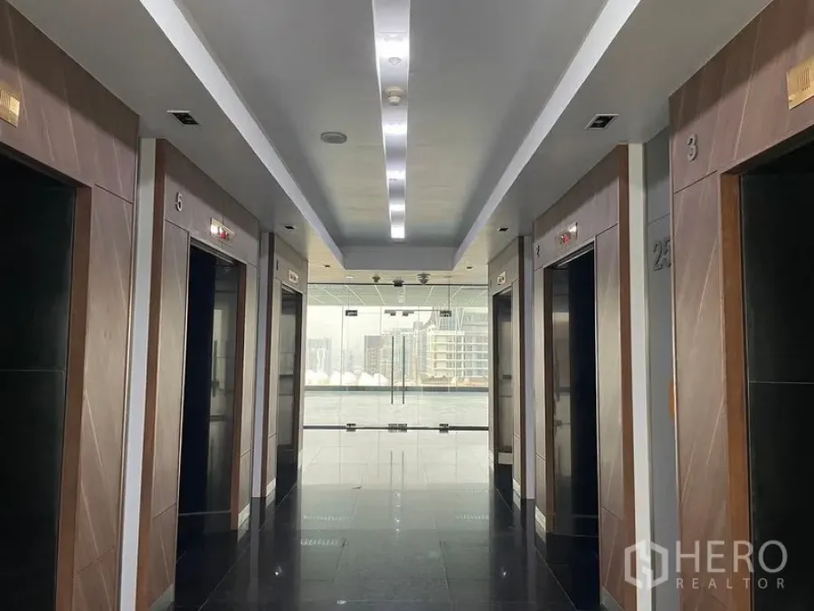 办公空间 出租在Din Daeng, Bangkok - 现代电梯大堂，多部电梯与城市景观。
