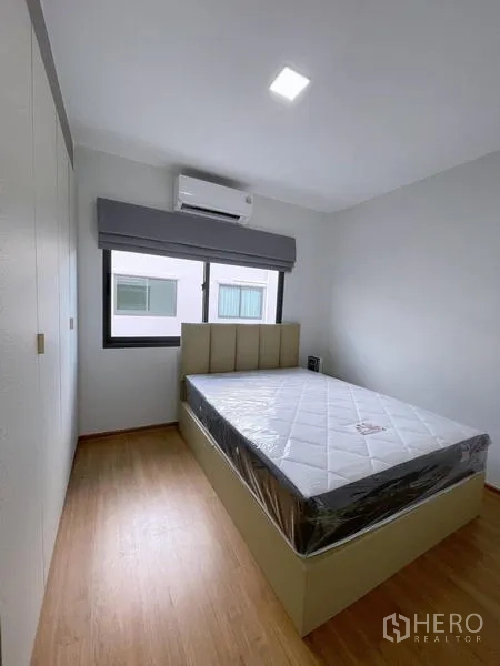 Townhouse for rent in Bang Phli, Samut Prakan - Second angle of bright bedroom with large window and fitted wardrobes.