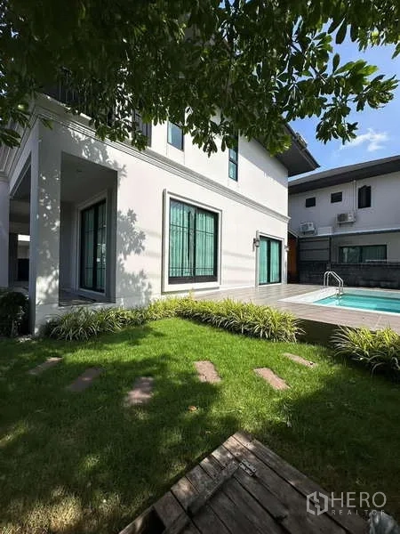 独立式住宅 出售在Prawet, Bangkok - 景观花园，草坪、踏步石与泳池景。