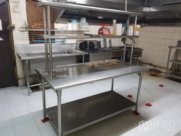 พื้นที่ขายปลีก ให้เช่าในWatthana, Bangkok - ครัวเชิงพาณิชย์พร้อมโต๊ะสเตนเลส อ่างล้าง และฮูดดูดควัน