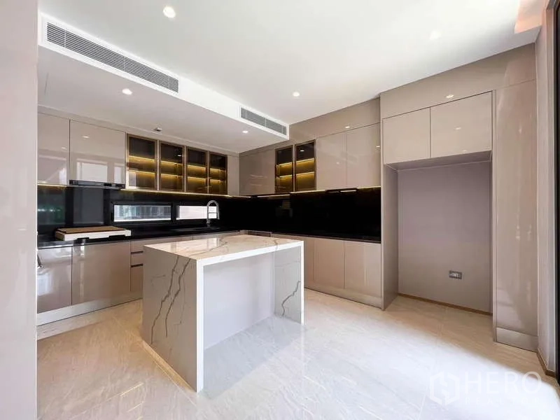 บ้าน ขายในYan Nawa, Bangkok - ครัวยุโรปหลักพร้อมไอส์แลนด์ ตู้เงาและแบ็กสแปลชสีดำ