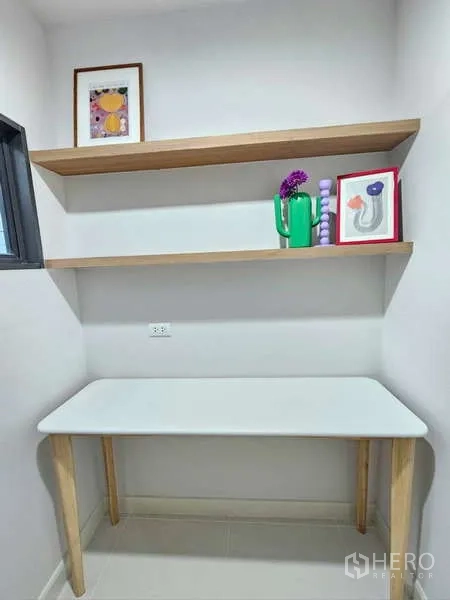 ทาวน์เฮาส์ ให้เช่าในSuan Luang, Bangkok - มุมทำงานขนาดเล็ก พร้อมชั้นลอยและโต๊ะสีขาว