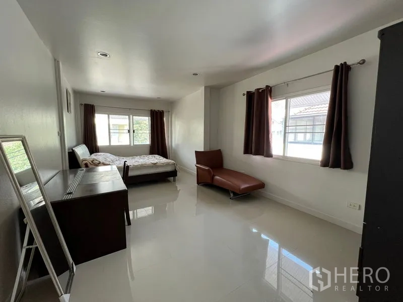 独立式住宅 出租在Bang Kapi, Bangkok - 狭长多功能卧室，设书桌、躺椅与两扇窗。