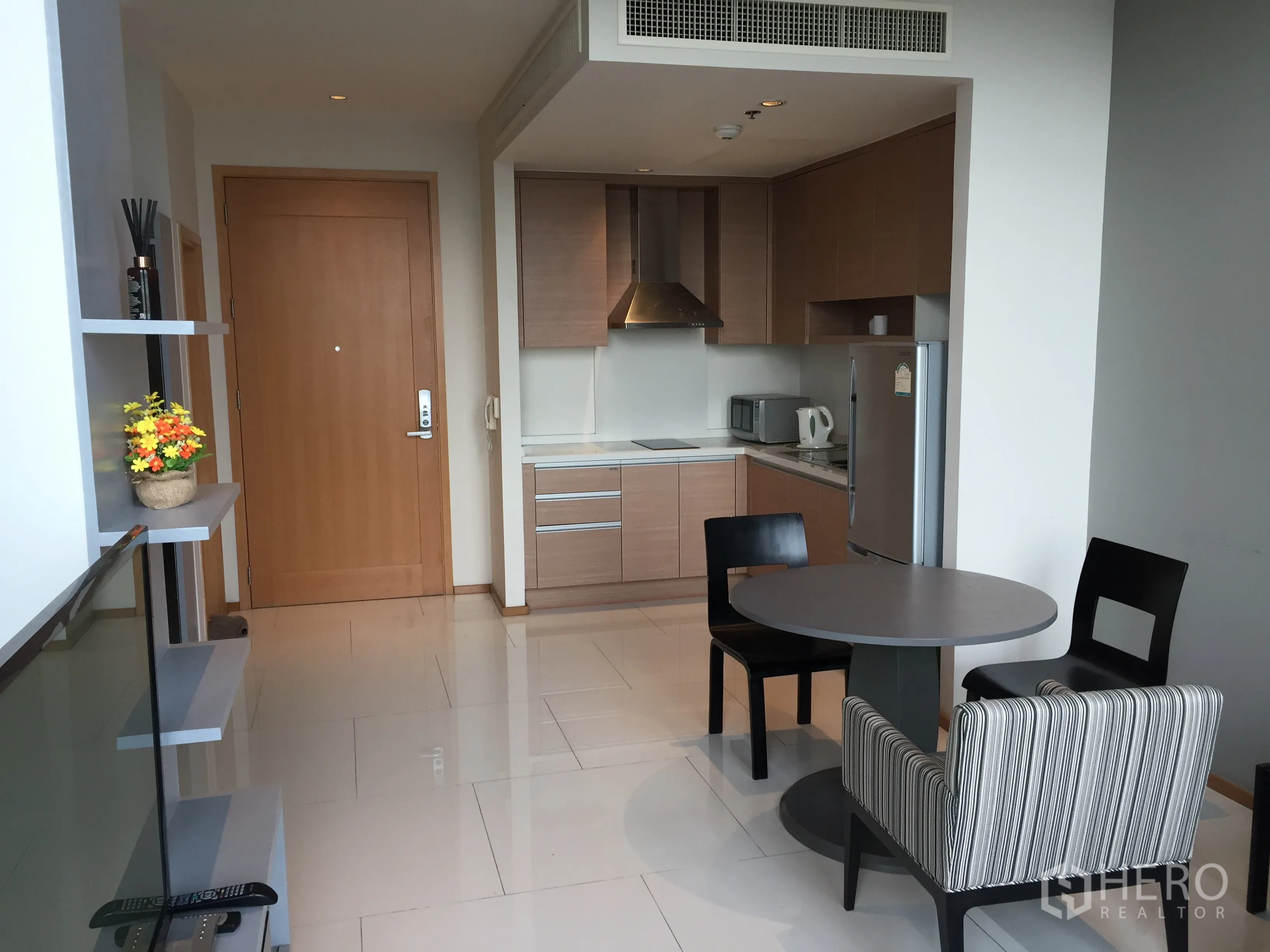 คอนโด ให้เช่าในKhlong Toei, Bangkok - โถงทางเข้าแบบโอเพ่นพร้อมมุมทานอาหารและครัวบิลท์อิน พื้นกระเบื้องเงา