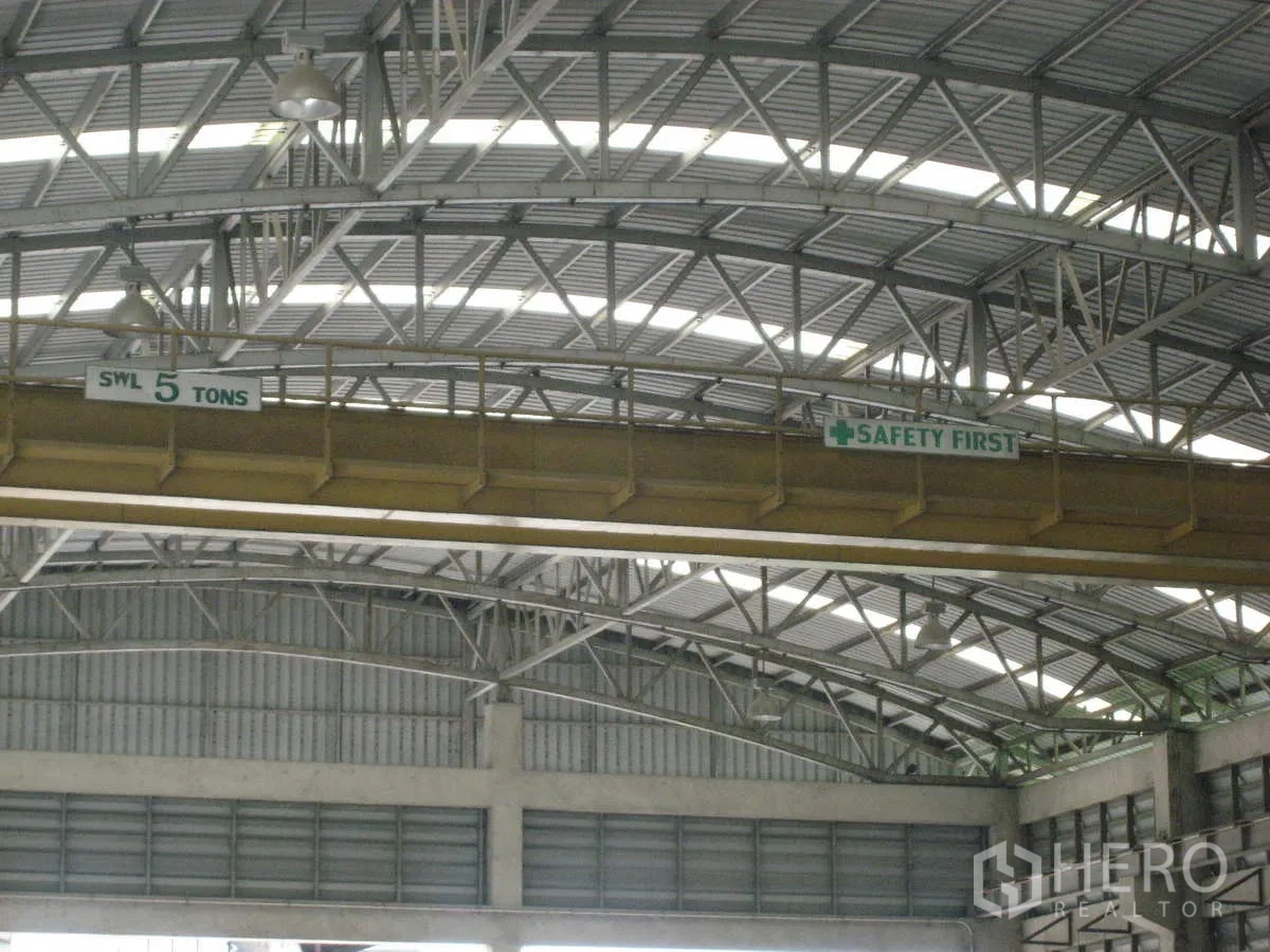 工厂 出租在Lat Lum Kaeo, Pathum Thani - 5吨桥式行车特写，位于钢桁架屋顶下方