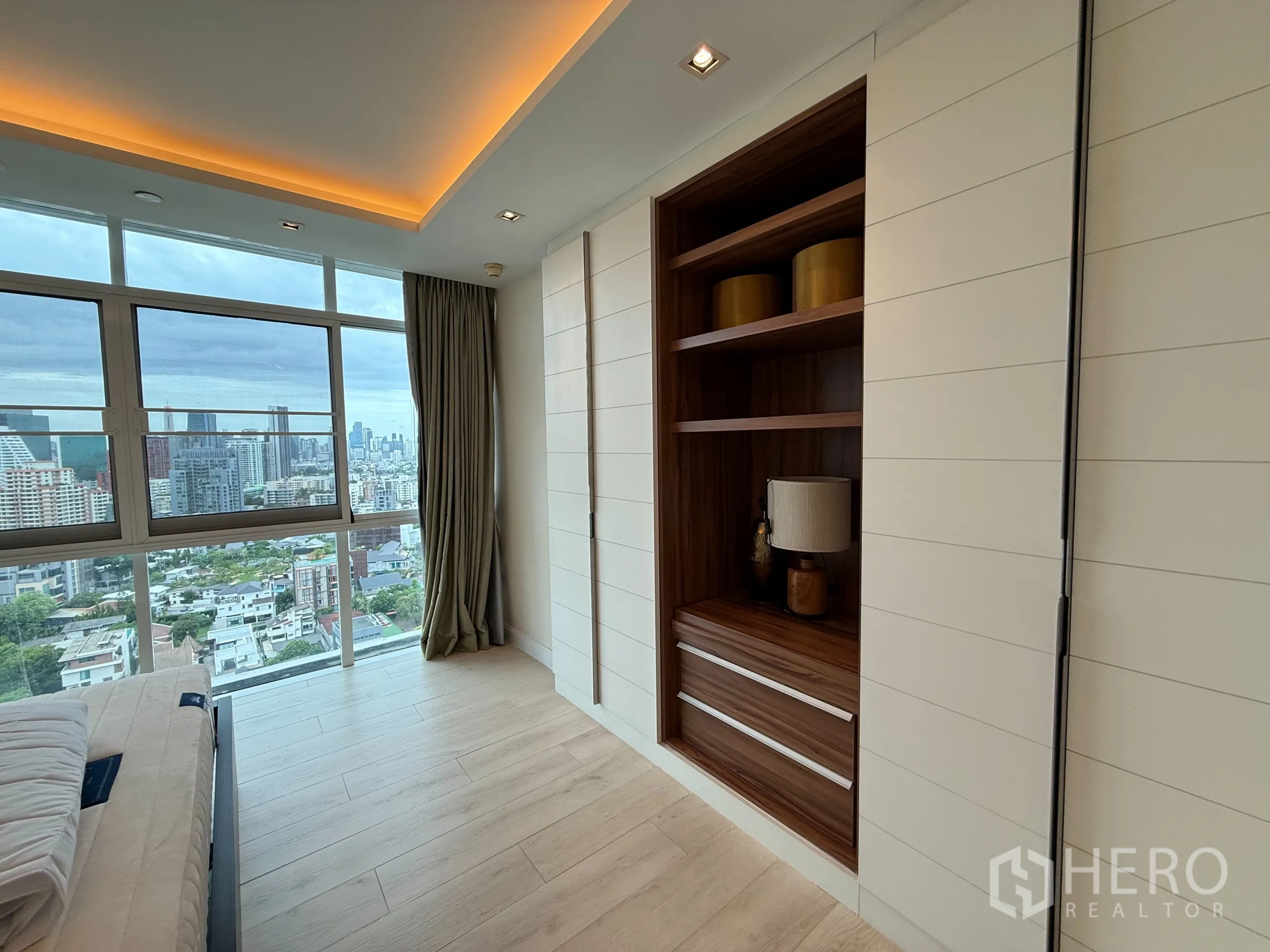 คอนโด ให้เช่าในPhaya Thai, Bangkok - ห้องนอนพร้อมชั้นไม้บิลท์อินและผนังลอน มุมหน้าต่างบานใหญ่รับวิวเมือง