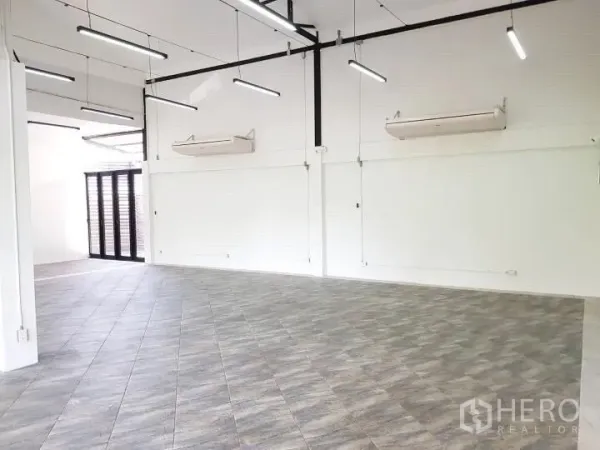 办公空间 出租在Chatuchak, Bangkok - 开放式办公区，线性LED灯、白色墙面与空调设备。