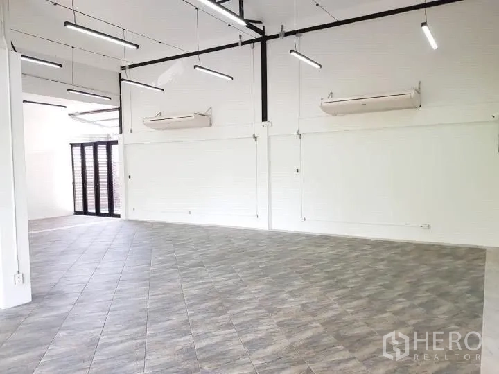 办公空间 出租在Chatuchak, Bangkok - 开放式办公区，线性LED灯、白色墙面与空调设备。