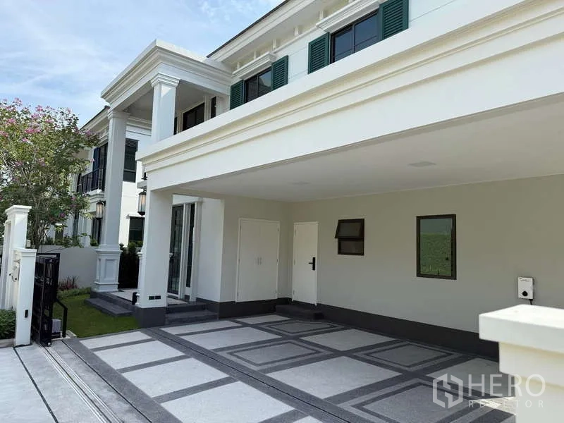 Detached House for rent or sale in Bang Phli, Samut Prakan - Covered carport and side garden in front of the detached house facade.