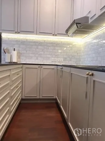 คอนโด ขายในWatthana, Bangkok - ครัวปิดสไตล์คลาสสิก ตู้หน้าบานลูกฟัก ไฟใต้ตู้ และผนังอิฐขาว