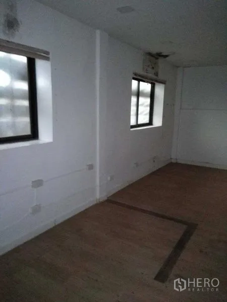 อาคารพาณิชย์ ให้เช่าในKhlong Toei, Bangkok - ห้องชั้นบนมีหน้าต่างและพื้นลายไม้.