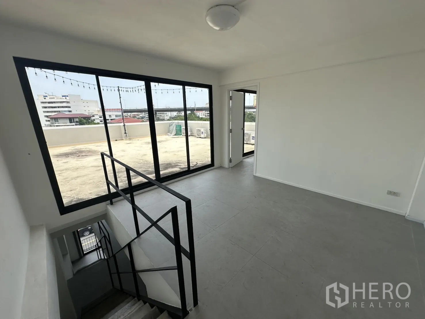 带办公室的家 出租或出售在Bang Na, Bangkok - 顶层平台厅，通过推拉玻璃门通往屋顶露台