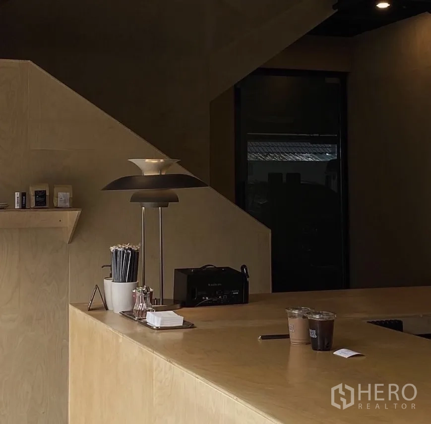 พื้นที่ขายปลีก ให้เช่าในWatthana, Bangkok - รายละเอียดเคาน์เตอร์บริการไม้ พร้อมโคมไฟและแก้วเครื่องดื่ม