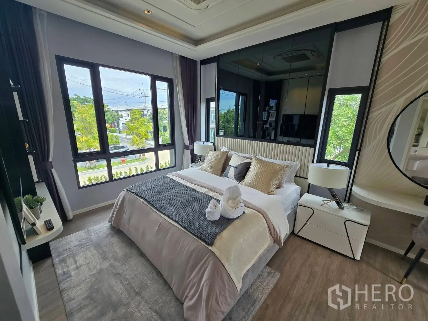 Semi-detached House for rent in Bang Phli, Samut Prakan - Main bedroom with corner windows, bed and nightstands.